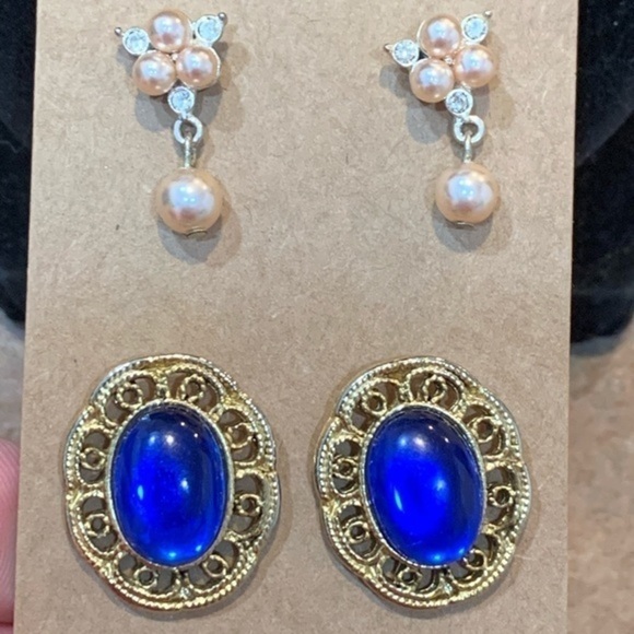 Jewelry - 💐2 pair faux pearl & gold trim elegant blue stone
